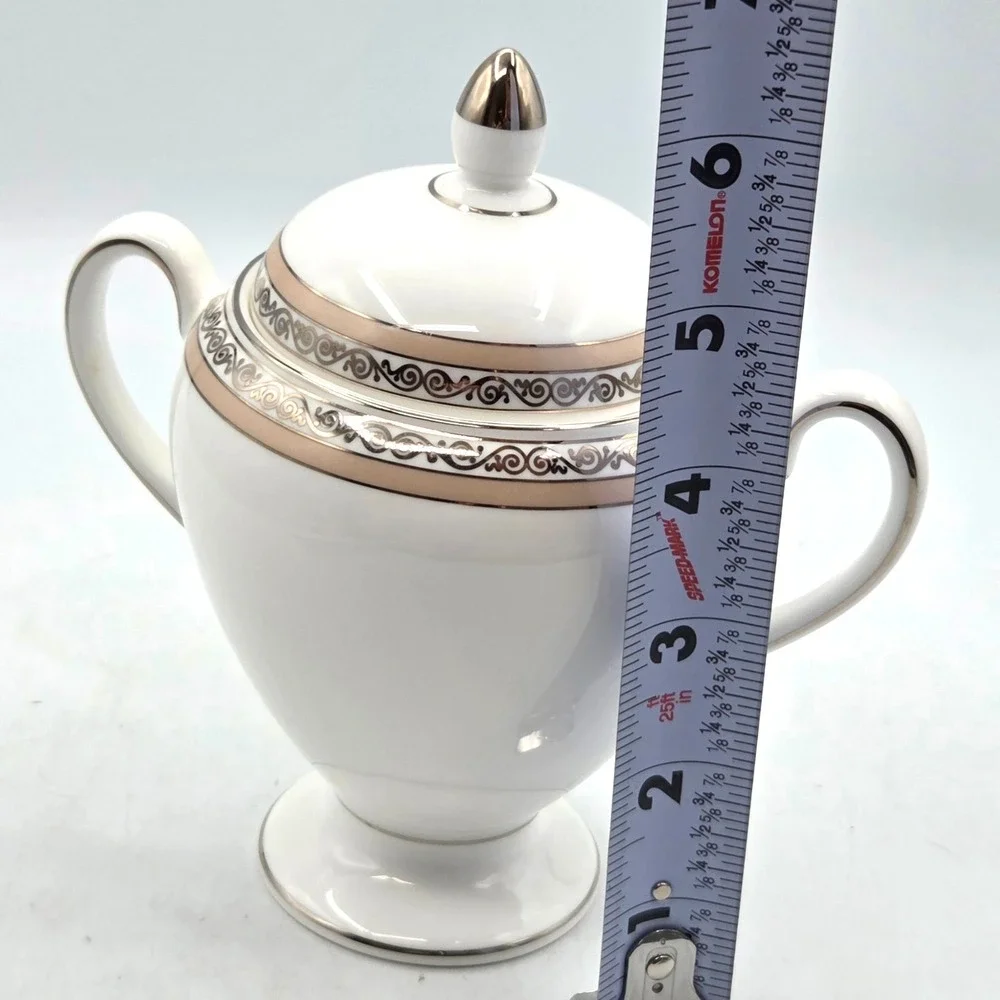 Wedgwood Verona White‎ Bone China Globe Shape Sugar Bowl with Lid ENGLAND